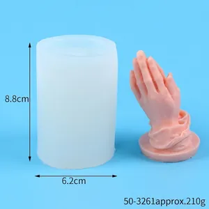 Moule en silicone mains en prière avec détails de 8,8 cm de haut et 6,2 cm large
