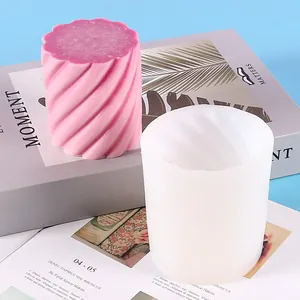Detailansicht der Silikonform neben einer rosa Kerze mit Spiralstruktur