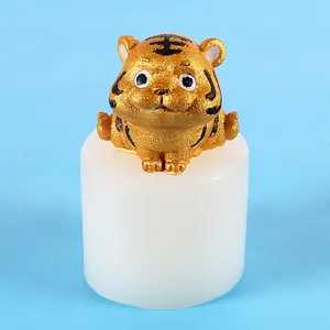 Dettaglio di una simpatica statuetta di tigre dorata su stampo in silicone