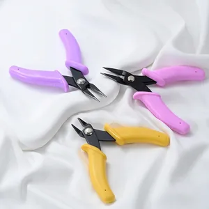 Gros plan d'un ensemble de pinces à bijoux DIY avec poignées ergonomiques colorées