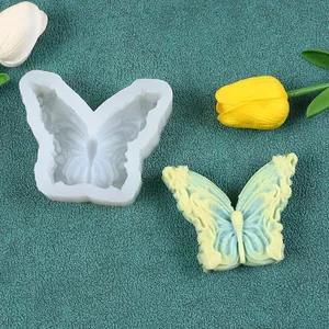 Vista detallada de un molde de silicona de mariposa con un adorno de jabón terminado