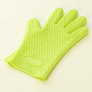 Gros plan d'un gant de cuisine en silicone vert citron résistant à la chaleur avec cœur