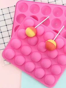 Dettaglio dello stampo per lecca-lecca in silicone rosa a 20 fori per cake pop e cioccolato