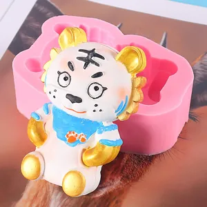 Detaillierte Nahaufnahme einer rosa Silikonform für Tiger mit einer fertigen bunten Tigerfigur