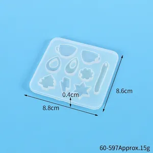 Stampo in silicone per ciondoli in resina con varie forme geometriche e dimensioni.