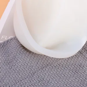 Gros plan détaillé sur un moule en silicone blanc translucide pour pots de fleurs DIY