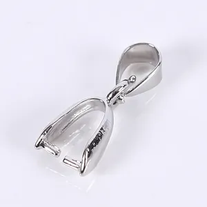 Detail van verzilverde metalen knijpbeugel sluiting voor DIY ketting hanger sieraden