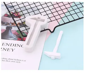 Vue détaillée du moule en silicone en forme de marteau avec une pièce en fondant