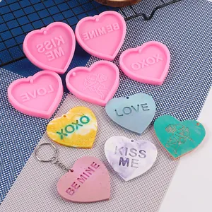 Dettaglio di stampi in silicone a cuore e ciondoli in resina fai da te per San Valentino