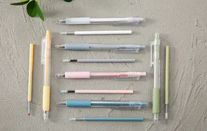 Detailansicht der minimalistischen transparenten Gelstifte mit weichen farbigen Griffen
