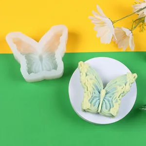 Vista detallada del molde de silicona de mariposa junto a un jabón decorativo