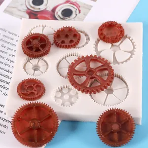 Vue détaillée du moule en silicone pour engrenages rétro avec pièces en résine finies
