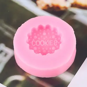 Vista dettagliata dello stampo circolare in silicone rosa per biscotti decorati