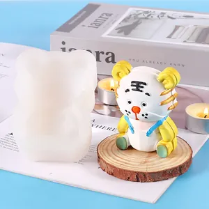 Detaillierte Ansicht der Tiger-Silikonform mit fertiger Kerze auf einem Holzsockel.