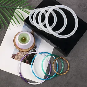 Set aus runden Silikonformen für DIY-Armbänder in verschiedenen Größen mit Beispielen