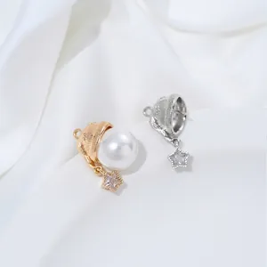 Exquisite 14K vergoldete Weihnachtsmützen-Anhänger mit Perle und funkelnden Zirkonia-Sternen