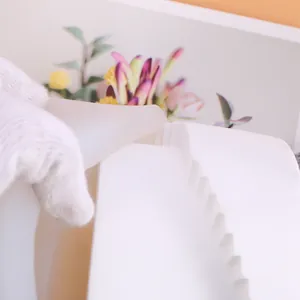 Détail d'un moule en silicone blanc flexible pour pots de fleurs géométriques DIY