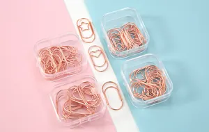 Metallene Büroklammern in Roségold in Klarsichtboxen mit Herz- und Sternmotiven.