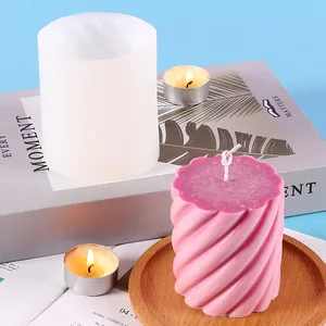 Detailansicht der spiralförmigen Silikonform für DIY Duftkerzen und Gipsdekorationen