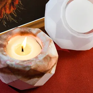 Detaillierte Nahaufnahme einer geometrischen Silikonform für DIY-Kerzenhalter aus Harz