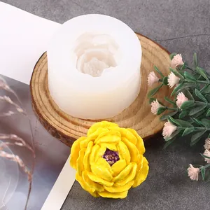 Primer plano del molde de silicona flor 3D con una flor de cera amarilla acabada