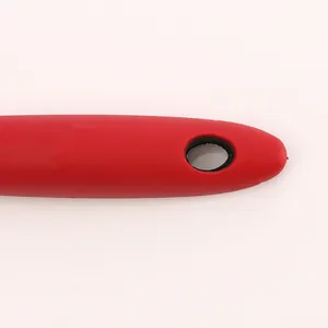 Vista macro dell'impugnatura ergonomica in silicone rosso con foro per frusta manuale