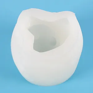 Vista macro di uno stampo in silicone bianco traslucido a forma di tigre per creazioni in resina.
