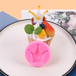 Dettaglio dello stampo in silicone corona rosa con esempio di fondente su cupcake