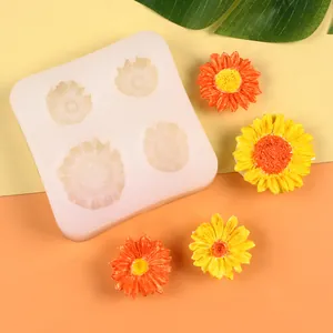 Vista detallada del molde de silicona para flores con decoraciones florales amarillas y naranjas