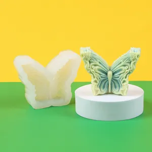 Primer plano de molde de silicona de mariposa con jabón 3D terminado en soporte blanco