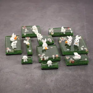 Sammlung von DIY-Kristallharz-Ornamenten mit Miniatur-weißen Kaninchen.