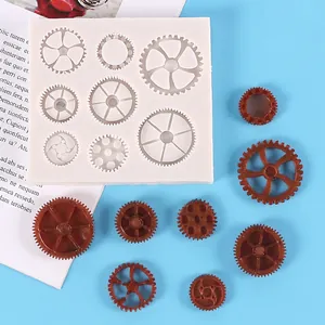 Gros plan sur le moule en silicone pour engrenages avec modèles en résine marron