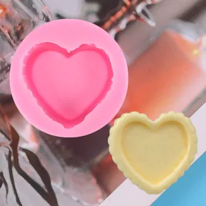 Dettaglio dello stampo in silicone a cuore rosa con cuore giallo finito