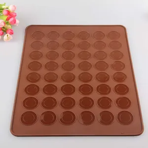 Bovenaanzicht van een duurzame 48-gaats bruine siliconen macaron bakmat voor bakken