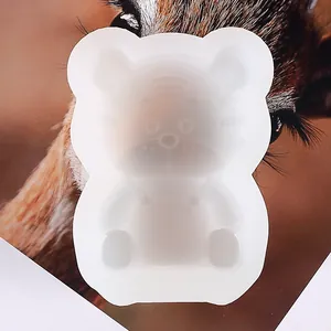 Makro-Detail einer flüssigen Silikonform in Tigerform für DIY-Kerzen und Gipsarbeiten