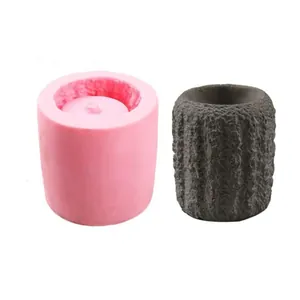 Vue détaillée du moule en silicone rose et du pot fini avec un effet pierre texturée
