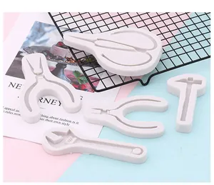 Vue macro détaillée de moules en silicone en forme d'outils pour décorer gâteaux