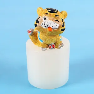 Visuale dettagliata di uno stampo in silicone bianco con una figura di tigre cartoon