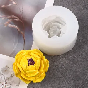 Primer plano detallado de molde de silicona flor 3D con ejemplo de vela amarilla acabada