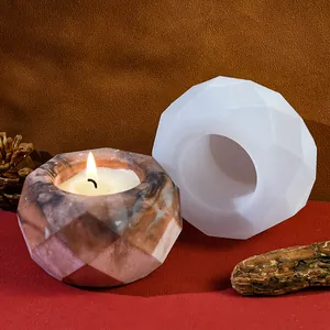 Detailansicht der facettierten Silikonform neben einem marmorierten Harz-Kerzenhalter