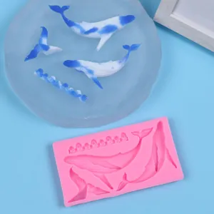 Vue détaillée d'un moule en silicone rose baleine et vague avec modèles en résine