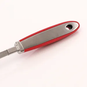 Dettaglio del manico della frusta in silicone rosso e acciaio inox con foro per appendere