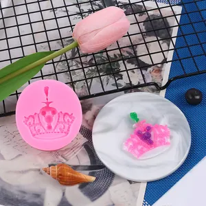 Vista dettagliata dello stampo corona in silicone rosa con decorazione in resina