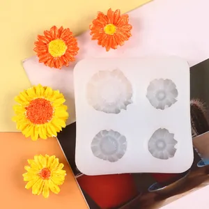 Vista detallada de un molde de silicona para margaritas de cuatro cavidades y flores