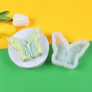 Detalle del molde de silicona de mariposa y adorno de cera de mariposa decorativo hecho