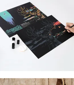 Detailansicht des DIY-Kratzkunst-Kits mit buntem Hirschdesign und Schnitzwerkzeug