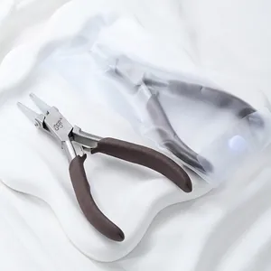 Detailansicht der professionellen Schmuckzange aus Edelstahl mit Nylonbacken für DIY-Handwerk
