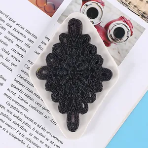 Vista macro dettagliata di uno stampo in silicone con motivo a nuvola cinese per fondente