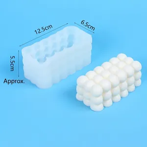 Detail van rechthoekige siliconen mal voor bubbelkaarsen, afmeting 12,5x6,5x5,5 cm.