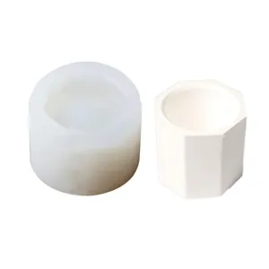 Vue détaillée du moule en silicone octogonal et du mini pot en béton fini